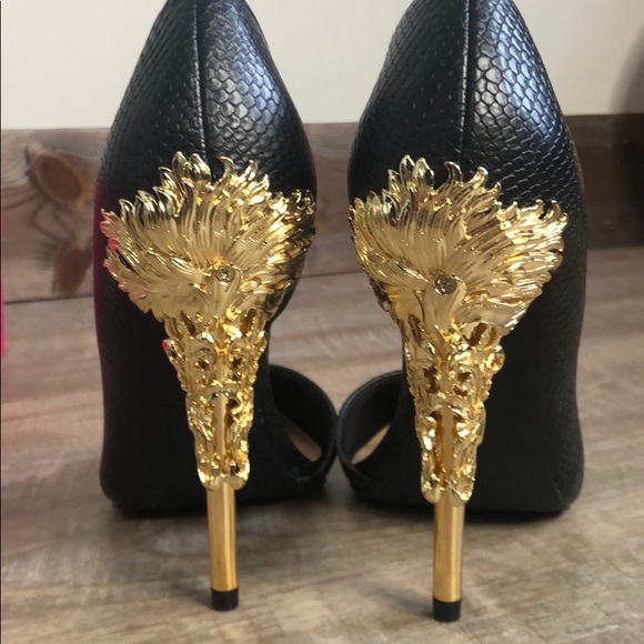 Shoes - Gorgeous sexy black and gold katniss pumps